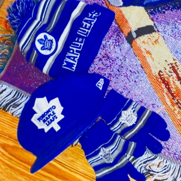 TORONTO MAPLE LEAFS RUG+HATS + GLOVES - Picture 6 of 9